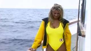 Online film Blond Beach Babe Blows The Lifeguard
