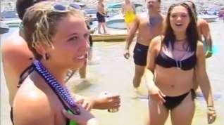Online film Hot Bikini Babes Get Wild on Beach