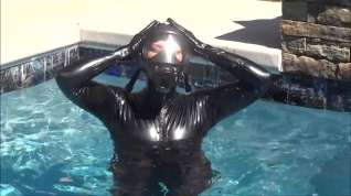 Online film Gasmask Woman in the Pool