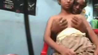 Online film Desi Couple Getting Cozy In a Shop