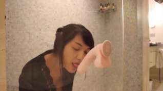 Online film Girl plays with her dildo in the shower