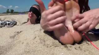 Online film Blindfolded and tickled on the beach