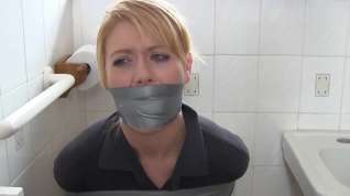 Online film Blonde housewife in bathroom
