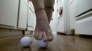 Online film Egg Crush Racial Humiliation Trample