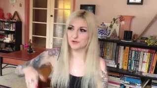 Online film Blond with tatoos shaves her head