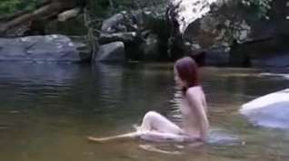 Online film Hong Kong movie bath scene in the river