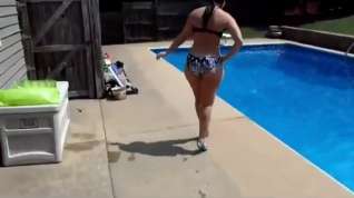Online film Curvy pawg strips and shakes her big booty underwater