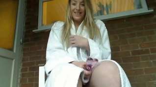Online film Bored housewife finger blasts herself outside