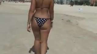 Online film Woman pickup on the beach