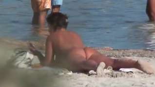 Online film Undisturbed nude on clothed beach