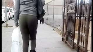 Online film Latina Milf booty in green leggings (slo-mo)