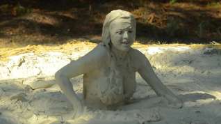 Online film Bikini girl in the mud