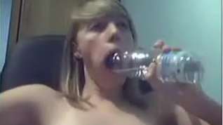Online film Spreads Cunt With Water Bottle!
