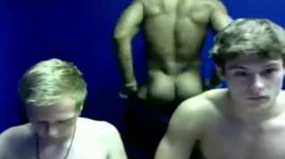 Online film Muscle dude showing hus big ass