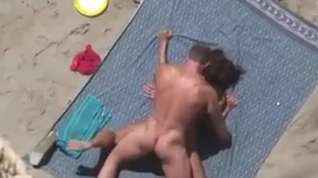Online film Several couples fucking on the beach !!!