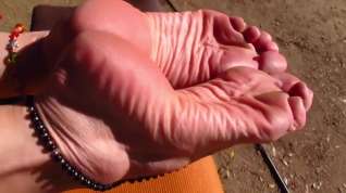 Online film Wrinkled soles in the sun