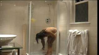 Online film Susan in the shower