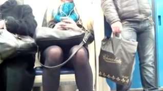 Online film Sexy baby with sexy legs in metro Geile Nylon Beine!