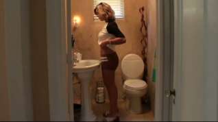 Online film Cute girlfriend gives a good blowjob in toilet