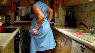 Online film Mature Lady changing aprons