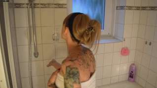 Online film Tattoo-Schlampe besorgt es sich mit Duschkopf!
