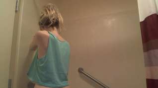Online film RL Blonde fucks a dildo in the shower