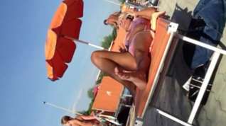 Online film Milf in bikini at swimming pool