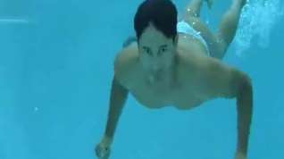 Online film Gabriel swimming with friend