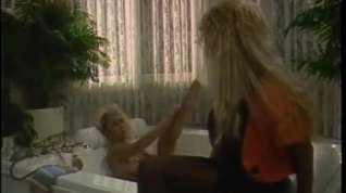 Online film 2 CLASSIC BLONDES IN A TUB