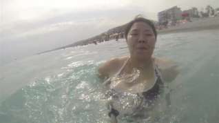 Online film Asian wife big boobs swimming