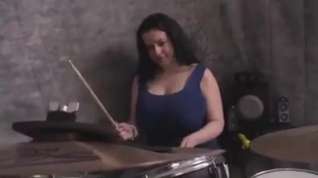 Online film Czech Drummer Leya Plays With Her Huge Tits