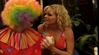 Online film Blonde MILF bangs a Clown in Jacuzzi