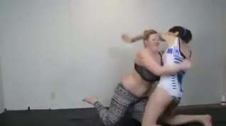 Online film Girl vs hotty facesit wrestling