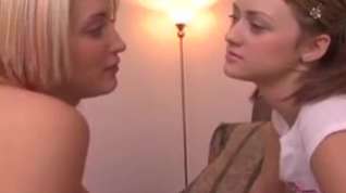 Online film Young brunette and blonde licking and fingering
