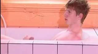 Online film toyed in the tub