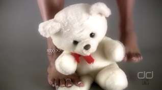 Online film Darla TV - Darla Tramples A Teddy Bear With Her Sexy Ebony Feet
