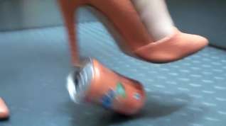 Online film Orange pumps and barefoot