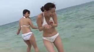 Online film AYA and MIKITY on the beach
