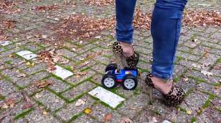 Online film High heels crush toy car