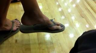 Online film MILF dangling flip flops at the gym