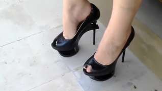 Online film Sexy feet in 7 inch high heel keyhole stiletto pump's
