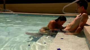 Online film Getting a blow job at the pool
