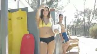 Online film Brunnette and the Lifeguard