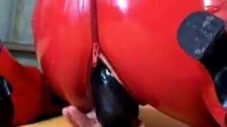 Online film Slut is in latex while fucking her muff with a dildo