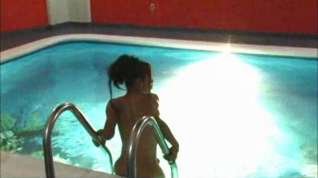 Online film Jackie Mora masturbating in the pool