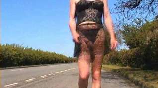 Online film Shameless crossdresser on a road