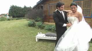 Online film Newlywed couple outdoor