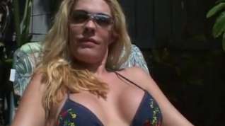 Online film Culy blonde rests in the pool