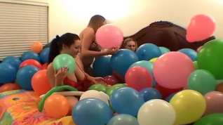 Online film Three lesbains having sex with ballons