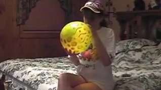Online film Balloon Inflate and Squeeze Pop